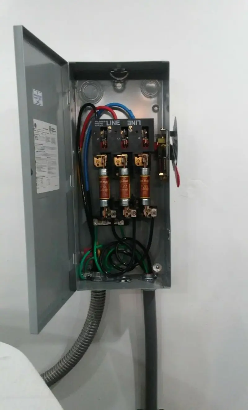 Three-phase disconnect switch installed for Smoke Detector Installation in Soledad